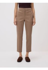 Reserved - Spodnie w kant z bawełną - brązowy. Kolor: brązowy. Materiał: bawełna