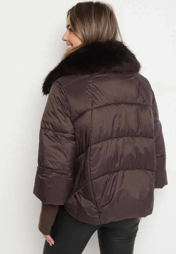 Born2be - Brązowa Zimowa Kurtka Pikowana z Futrzanym Kołnierzem i Wysokimi Ściągaczami Tilastra. Okazja: do pracy, na co dzień, na spotkanie biznesowe. Kolor: brązowy. Materiał: futro. Długość: krótkie. Sezon: zima. Styl: casual, biznesowy