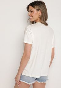 Born2be - Beżowy Klasyczny T-shirt Oversize z Bawełny Zivassa. Okazja: na co dzień. Kolor: beżowy. Materiał: bawełna. Styl: klasyczny #7