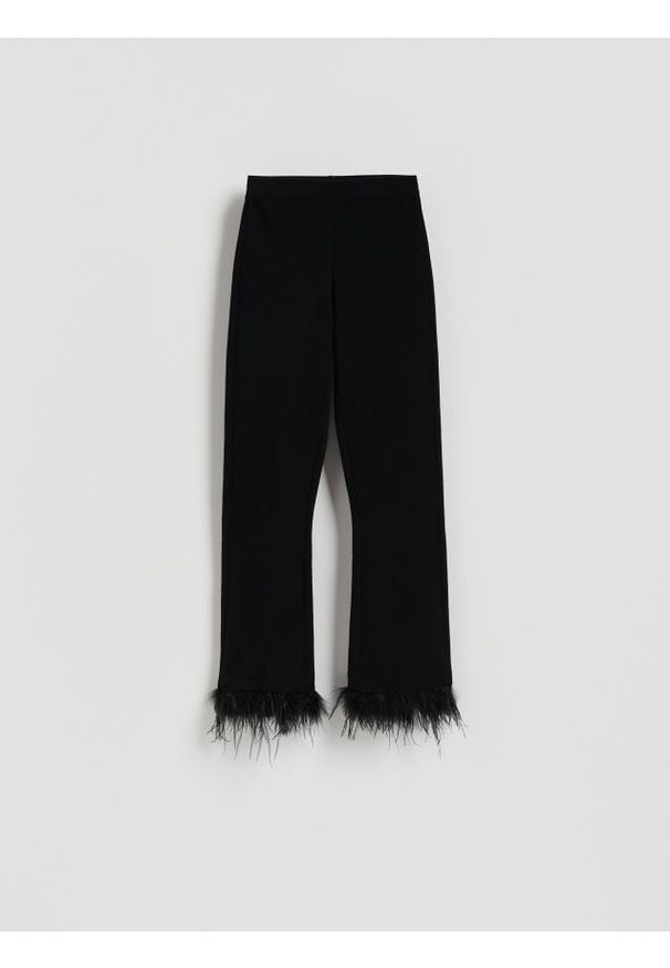 Reserved - Spodnie z piórami - czarny. Kolor: czarny. Materiał: dzianina, wełna