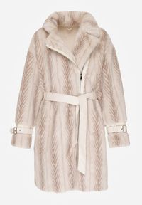 Born2be - Jasnobeżowy Futrzany Płaszcz z Wiązanym Paskiem i Ozdobnymi Sprzączkami Felryna. Okazja: na co dzień. Kolor: beżowy. Materiał: futro. Styl: klasyczny, casual, elegancki #4
