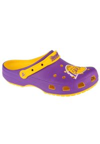 Klapki Crocs Classic Nba La Lakers Clog 208650-75Y fioletowe. Okazja: na plażę. Kolor: fioletowy. Materiał: guma. Sezon: lato