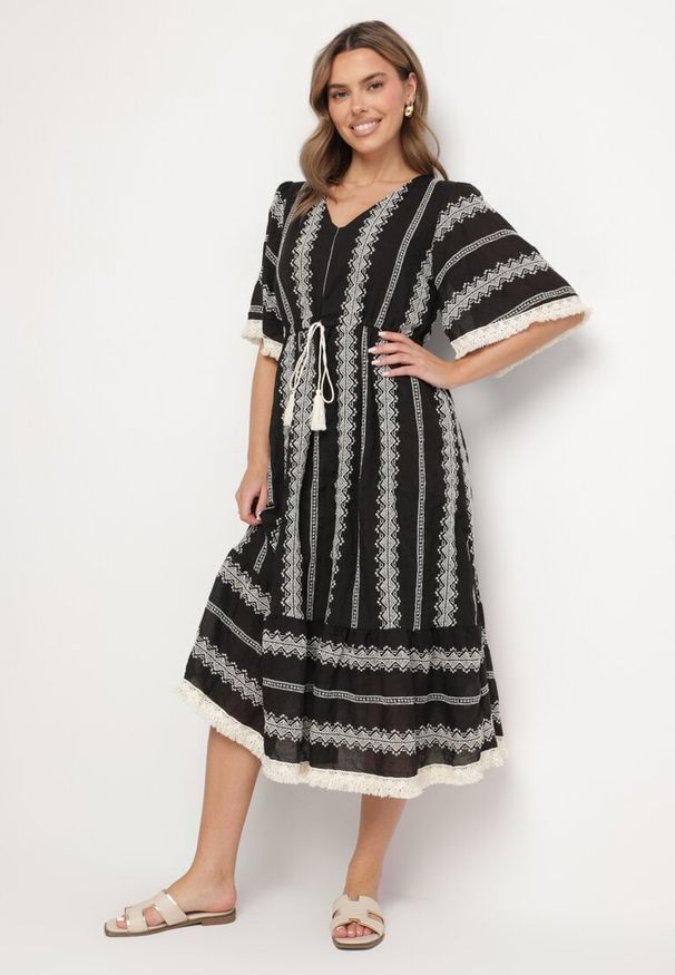 Born2be - Czarna Bawełniana Sukienka Boho o Rozkloszowanym Kroju z Wiązaniem i Haftem Korithira. Okazja: na spacer, na co dzień. Typ kołnierza: dekolt w serek. Kolor: czarny. Materiał: bawełna. Wzór: haft. Sezon: lato. Typ sukienki: rozkloszowane. Styl: boho