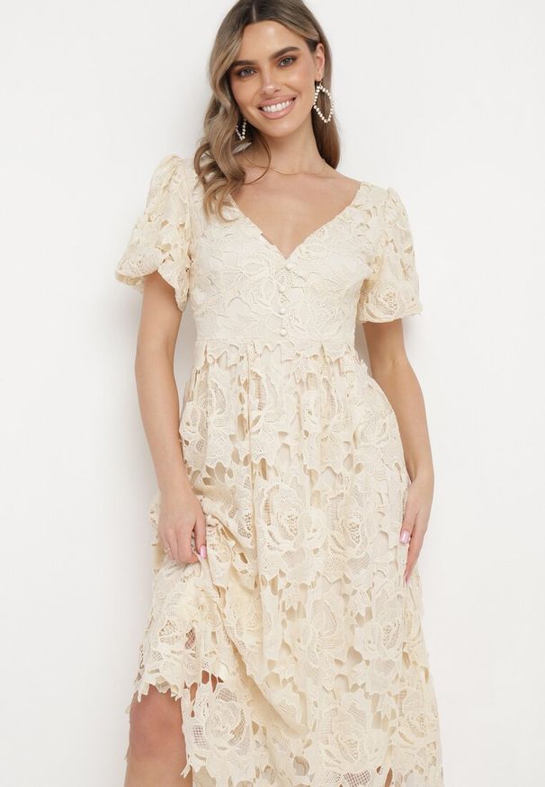 Born2be - Jasnobeżowa Sukienka Koronkowa z Krótkim Bufiastym Rękawem Ulessa. Okazja: na imprezę. Kolor: beżowy. Materiał: koronka