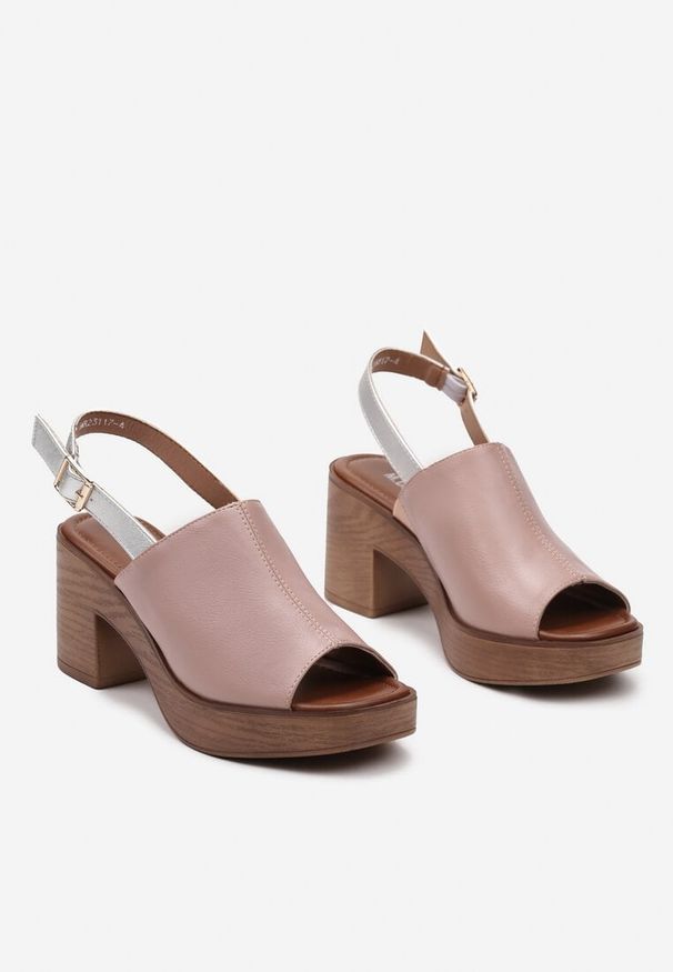 Renee - Różowe Sandały Peep Toe na Obcasie z Platformą Ozdobione Wstawką Imitującą Drewno Glevissiga. Nosek buta: otwarty. Zapięcie: sprzączka. Kolor: różowy. Wzór: aplikacja. Sezon: lato. Obcas: na obcasie. Wysokość obcasa: średni