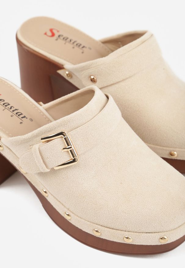 Born2be - Beżowe Klapki na Obcasie Typu Chodaki Ozdobione Nitami i Klamrami Herminna. Okazja: na co dzień. Kolor: beżowy. Materiał: jeans. Wzór: aplikacja. Obcas: na obcasie. Styl: casual, klasyczny, elegancki. Wysokość obcasa: średni