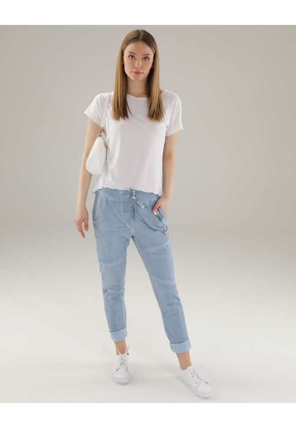 Unisono - GŁADKIE SPODNIE Z PRZESZYCIAMI 264-50109 JEANS. Materiał: jeans. Wzór: gładki