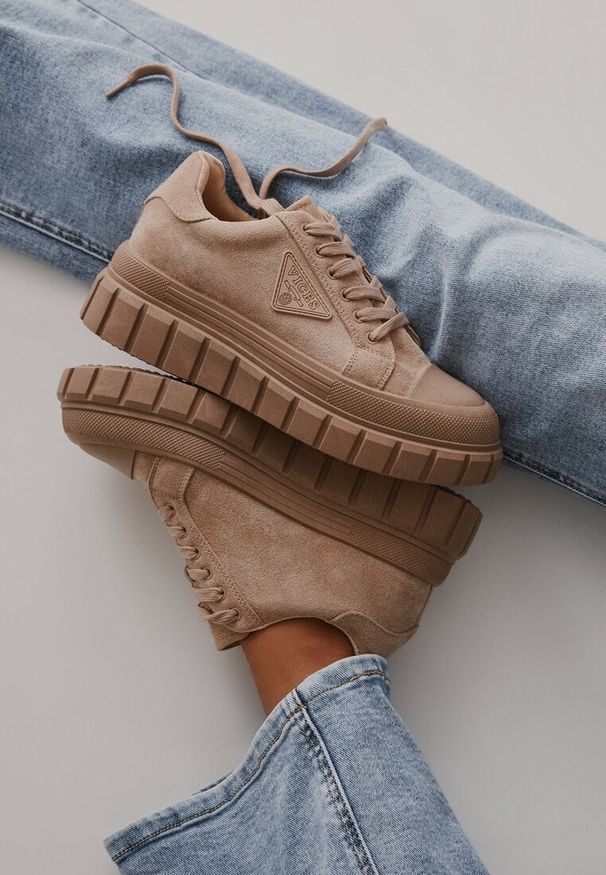 Born2be - Ciemnobeżowe Sneakersy Vices na Grubej Podeszwie z Geometryczną Aplikacją Leanae. Okazja: na co dzień. Zapięcie: sznurówki. Kolor: beżowy. Materiał: jeans. Wzór: aplikacja, geometria