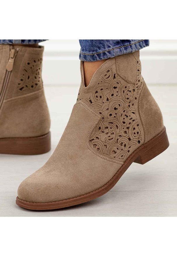 Beżowe zamszowe ażurowe botki damskie S.Barski 8026. Okazja: na co dzień. Nosek buta: okrągły. Kolor: beżowy. Szerokość cholewki: normalna. Wzór: ażurowy. Materiał: zamsz. Sezon: wiosna, jesień, lato. Obcas: na obcasie. Styl: casual, elegancki, klasyczny. Wysokość obcasa: niski