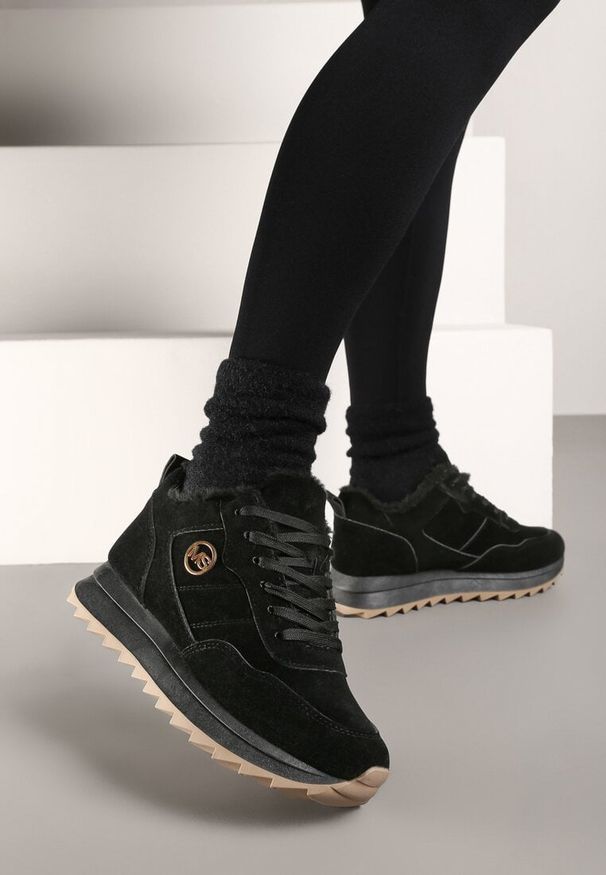 Born2be - Czarne Sneakersy na Platformie z Futerkiem Egiapia. Okazja: na co dzień. Nosek buta: okrągły. Kolor: czarny. Materiał: futro. Obcas: na platformie