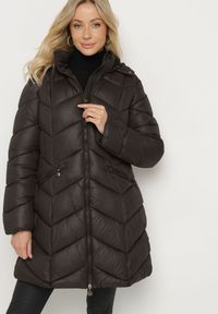 Born2be - Czarna Pikowana Kurtka o Taliowanym Kroju z Kapturem i Futrzaną Podszewką Emithalla. Okazja: na co dzień. Typ kołnierza: kaptur. Kolor: czarny. Materiał: futro. Długość rękawa: długi rękaw. Długość: długie. Styl: casual, elegancki, klasyczny #3