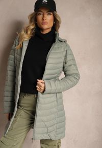 Renee - Jasnozielona Kurtka o Wydłużonym Kroju Pikowana z Odpinanym Kapturem Sintinea. Okazja: na co dzień. Kolor: zielony. Materiał: jeans. Styl: casual, elegancki