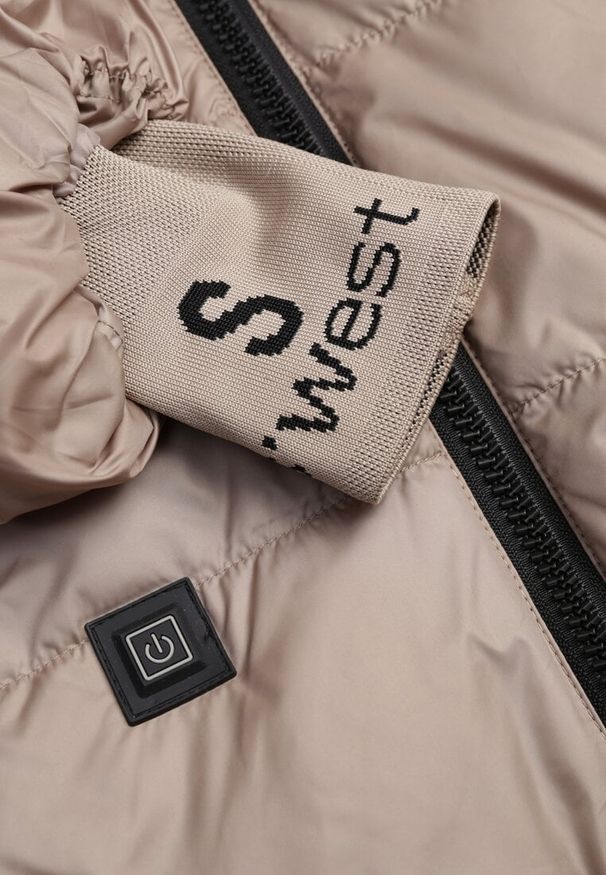 Renee - Ciemnobeżowa Pikowana Kurtka Puffer z Kapturem Ozdobiona Napisami Orellana. Okazja: na co dzień. Typ kołnierza: kaptur. Kolor: beżowy. Materiał: poliester, jeans. Wzór: aplikacja, napisy. Sezon: wiosna. Styl: casual