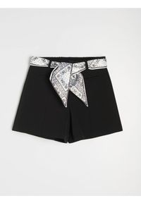 Sinsay - Eleganckie szorty z przeszytym kantem i paskiem - czarny. Kolor: czarny. Styl: elegancki #1