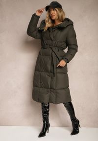 Renee - Ciemnozielona Długa Kurtka z Pikowanymi Przeszyciami Kapturem i Wiązanym Paskiem Zalirra. Okazja: na co dzień. Kolor: zielony. Materiał: jeans, dzianina. Długość: długie. Styl: elegancki, casual #3
