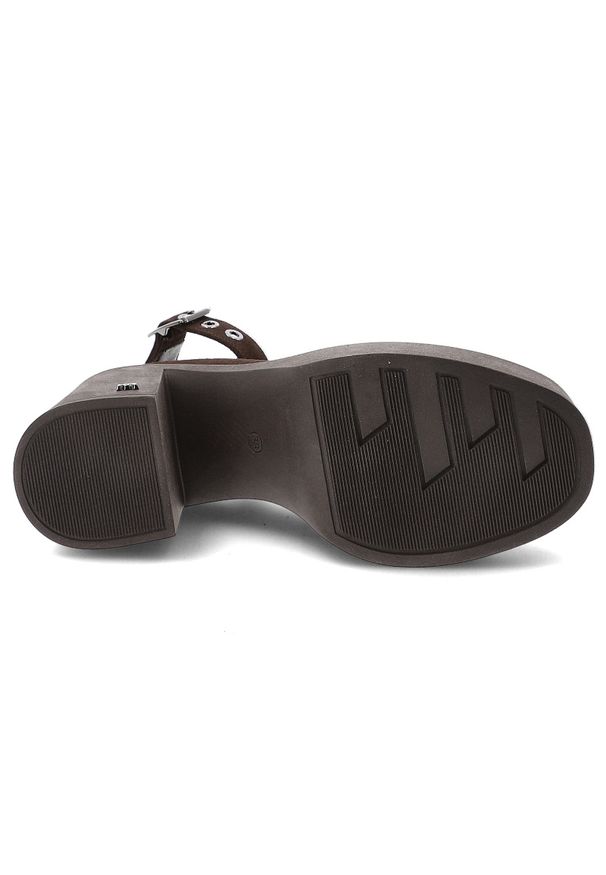 Brązowe Półbuty Karino Welurowe Obuwie Damskie. Okazja: na co dzień. Zapięcie: klamry. Kolor: brązowy. Materiał: welur. Obcas: na obcasie. Styl: casual, vintage, elegancki, retro. Wysokość obcasa: wysoki