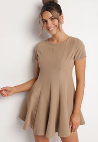 Born2be - Ciemnobeżowa Rozkloszowana Sukienka z Krótkim Rękawem i Ozdobnymi Przeszyciami Meporea. Okazja: na co dzień. Kolor: beżowy. Długość rękawa: krótki rękaw. Styl: klasyczny, casual, elegancki #3