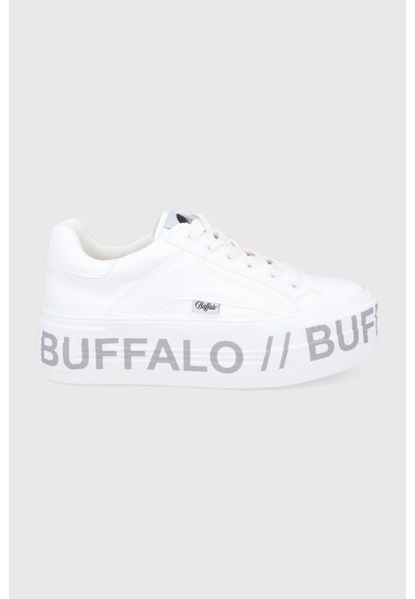 Buffalo Buty kolor biały na platformie. Nosek buta: okrągły. Zapięcie: sznurówki. Kolor: biały. Materiał: guma. Obcas: na platformie