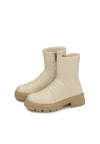 Kazar - Beżowe trzewiki ze skóry z efektownym przeszyciem na cholewce. Kolor: beżowy. Materiał: skóra. Szerokość cholewki: normalna. Wzór: aplikacja. Sezon: jesień. Styl: klasyczny #4