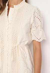 Born2be - Jasnobeżowa Bawełniana Ażurowa Sukienka w Stylu Boho z Falbanką i Paskiem Nelisse. Okazja: na co dzień. Typ kołnierza: kołnierz z falbankami. Kolor: beżowy. Materiał: bawełna. Wzór: ażurowy. Sezon: wiosna, lato. Styl: boho #3