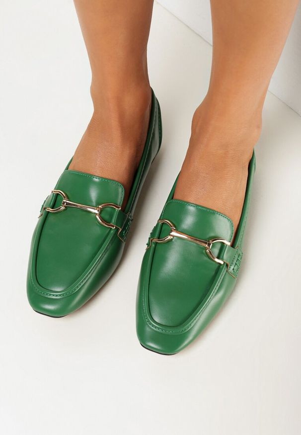Born2be - Zielone Wsuwane Mokasyny na Płaskim Obcasie z Ozdobną Klamrą i Kwadratowym Noskiem Wendreda. Wysokość cholewki: przed kostkę. Zapięcie: bez zapięcia. Kolor: zielony. Szerokość cholewki: normalna. Obcas: na obcasie. Wysokość obcasa: niski