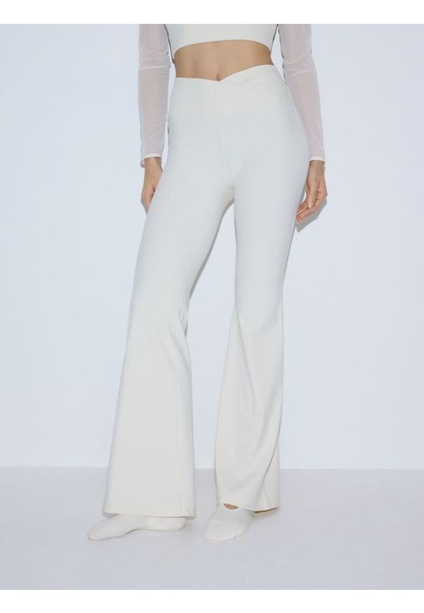 Reserved - Spodnie flare - złamana biel. Materiał: dzianina