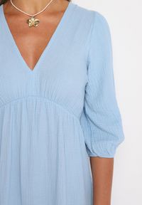 Born2be - Jasnoniebieska Rozkloszowana Bawełniana Sukienka Boho z Wiązaniem i Gumką w Talii Lawla. Okazja: na co dzień. Typ kołnierza: dekolt w kształcie V. Kolor: niebieski. Materiał: bawełna. Typ sukienki: rozkloszowane. Styl: boho #3