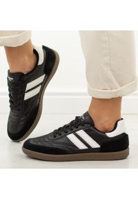 Czarne półbuty damskie American Club RD34. Okazja: na co dzień. Nosek buta: okrągły. Zapięcie: sznurówki. Kolor: czarny. Materiał: zamsz, skóra. Szerokość cholewki: normalna. Sezon: wiosna, jesień, lato. Styl: casual, klasyczny, sportowy #1