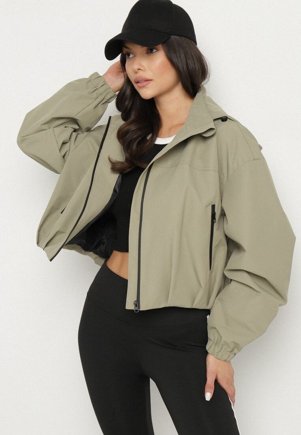 Born2be - Zielona Kurtka Wiatrówka o Kroju Oversize Natilessa. Okazja: na spacer, na co dzień. Kolor: zielony. Materiał: jeans. Długość rękawa: długi rękaw. Długość: długie. Sezon: wiosna. Styl: casual