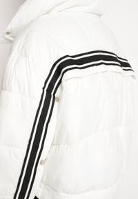 Born2be - Biała Pikowana Kurtka o Kroju Oversize ze Ściągaczem i Kieszeniami Zinnova. Okazja: na co dzień. Kolor: biały. Materiał: jeans. Długość rękawa: długi rękaw. Długość: długie. Styl: casual, klasyczny, elegancki #7