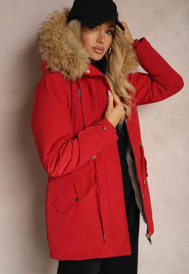 Renee - Bordowa Kurtka Parka Mocno Ocieplana z Futerkiem przy Kapturze z Możliwością Odpięcia Sialthira. Okazja: na co dzień. Kolor: czerwony. Materiał: futro. Sezon: zima, jesień. Styl: elegancki, casual
