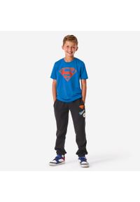 Decathlon - Koszulka z krótkim rękawem dziecięca Domyos Superman. Kolor: niebieski. Materiał: materiał, poliester. Długość rękawa: krótki rękaw. Długość: krótkie. Wzór: motyw z bajki. Sport: joga i pilates