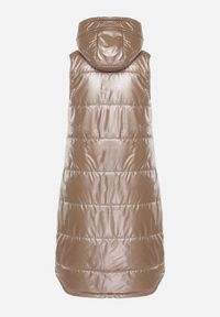 Born2be - Ciemnobeżowa Długa Kamizelka z Kapturem Ozdobiona Imitacją Kieszeni Mavaria. Typ kołnierza: kaptur. Kolor: beżowy. Materiał: jeans. Długość: długie. Wzór: aplikacja. Sezon: wiosna, jesień. Styl: klasyczny, elegancki, sportowy #3