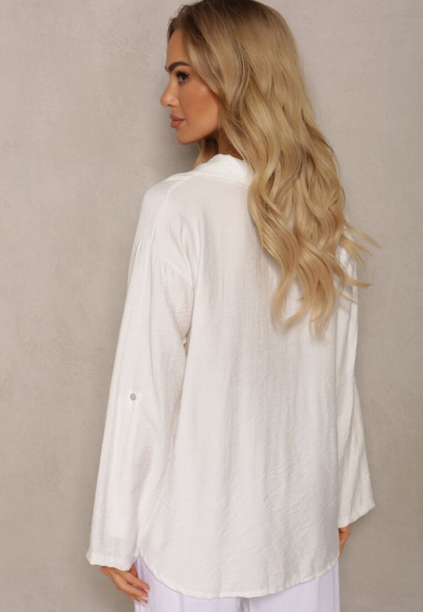 Renee - Biała Bluzka z Wiskozy w Stylu Koszuli Zapinana na Guziki Aviessa. Kolor: biały. Materiał: wiskoza