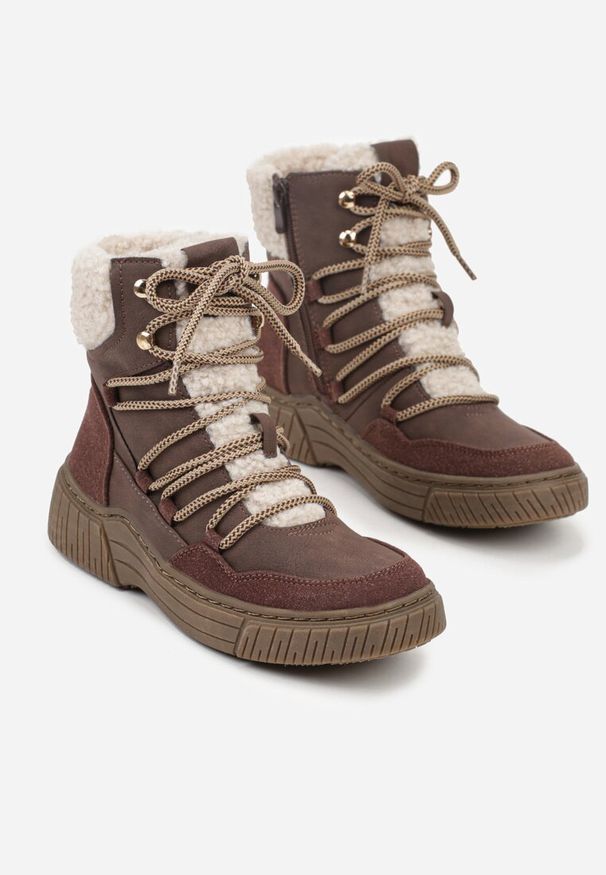 Born2be - Brązowe Sznurowane Śniegowce z Futerkiem Typu Baranek Mevesalia. Okazja: na co dzień. Wysokość cholewki: przed kolano. Zapięcie: sznurówki. Kolor: brązowy. Materiał: futro. Szerokość cholewki: normalna. Sezon: zima, jesień. Styl: casual