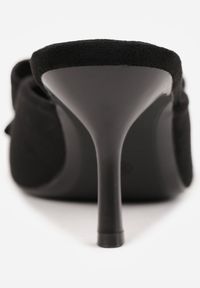 Born2be - Czarne Klapki na Szpilce Typu Mule Ozdobione Kokardką Lorailea. Nosek buta: otwarty. Kolor: czarny. Materiał: zamsz, skóra. Wzór: aplikacja. Sezon: lato. Obcas: na szpilce. Wysokość obcasa: średni #8