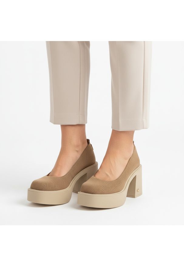 Półbuty damskie Karino, stabilny słupek podwyższona platforma miękka cholewka zabudowany przód masywna podeszwa, beżowe, 5996/007-P. Okazja: na co dzień. Kolor: beżowy. Materiał: zamsz, skóra. Szerokość cholewki: normalna. Obcas: na platformie. Styl: casual, elegancki. Wysokość obcasa: średni