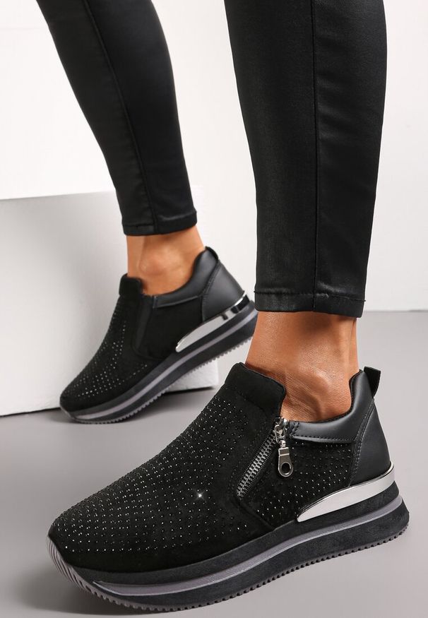Renee - Czarne Sneakersy z Suwakiem Zdobione Cyrkoniami Jesnila. Kolor: czarny. Szerokość cholewki: normalna. Wzór: aplikacja. Obcas: na platformie