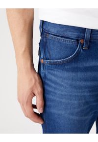 Wrangler - WRANGLER GREENSBORO MĘSKIE SPODNIE JEANSOWE BRUSHED MID BLUE W15QAL15O