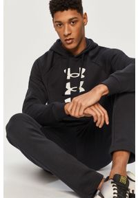 Under Armour - Bluza. Okazja: na co dzień. Typ kołnierza: kaptur. Kolor: czarny. Materiał: bawełna, poliester, materiał, dzianina. Długość rękawa: raglanowy rękaw. Wzór: gładki, nadruk. Styl: casual #1