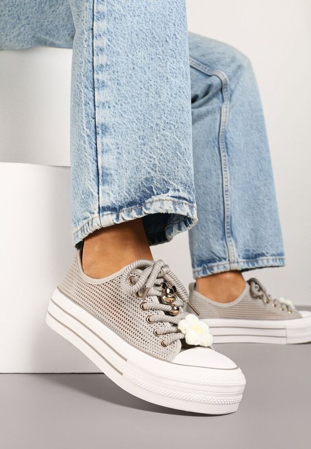 Born2be - Jasnoszare Ażurowe Trampki na Grubej Podeszwie z Ozdobami 3D Onivetta. Okazja: na co dzień. Kolor: szary. Materiał: jeans. Wzór: ażurowy, aplikacja. Styl: klasyczny, casual
