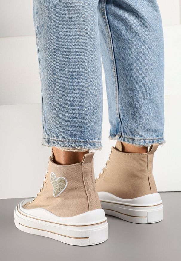 Born2be - Ciemnobeżowe Trampki na Grubej Podeszwie z Sercem Ellivasa. Okazja: na spacer, na co dzień. Zapięcie: sznurówki. Kolor: beżowy. Materiał: jeans. Szerokość cholewki: normalna. Wzór: aplikacja. Styl: elegancki, sportowy, casual, klasyczny