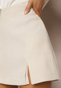 Renee - Jasnobeżowe Spódnico-Szorty High Waist Zapinane na Suwak Efinae. Okazja: na co dzień, do pracy. Stan: podwyższony. Kolor: beżowy. Styl: casual