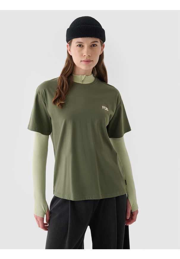 4f - 4F T-shirt regular z nadrukiem damski - khaki S. Okazja: na co dzień. Kolor: oliwkowy, wielokolorowy, brązowy. Materiał: skóra, jersey, dzianina, bawełna, materiał. Długość rękawa: krótki rękaw. Długość: krótkie. Wzór: nadruk. Styl: sportowy, klasyczny, casual