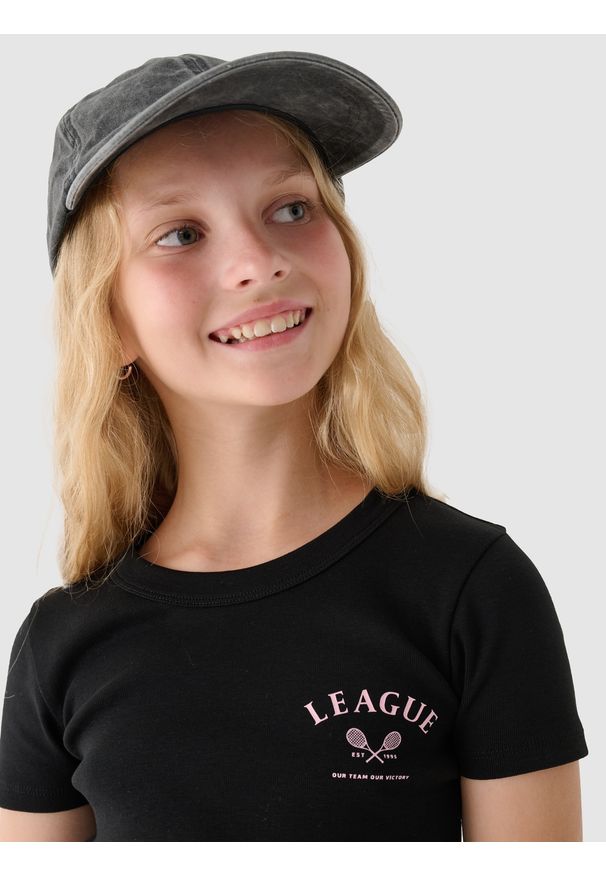 4f - 4F T-shirt cropped z nadrukiem dziewczęcy - czarny 146 (10-11 lat). Okazja: na co dzień. Kolor: czarny. Materiał: bawełna, dzianina, materiał. Długość rękawa: krótki rękaw. Długość: krótkie. Wzór: nadruk. Sezon: lato. Styl: sportowy, casual