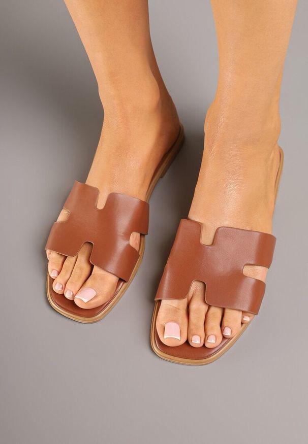 Renee - Brązowe Klapki Ozdobione Wycięciami Alinntia. Okazja: na co dzień. Kolor: brązowy. Wzór: aplikacja. Obcas: na obcasie. Styl: elegancki, casual. Wysokość obcasa: niski