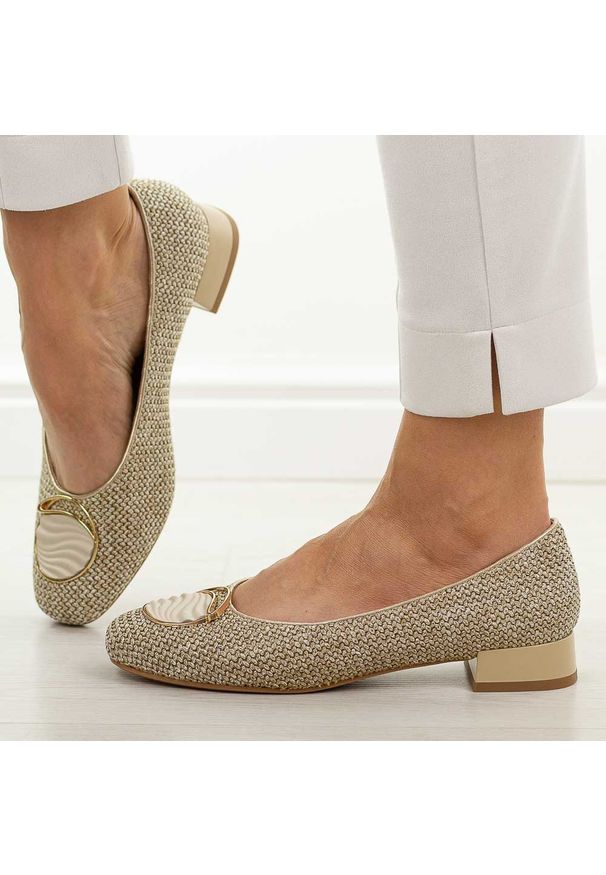 Beżowe breid czółenka damskie M.Daszyński Sa268-8. Okazja: na co dzień. Kolor: beżowy. Szerokość cholewki: normalna. Wzór: aplikacja. Materiał: skóra. Sezon: wiosna, jesień, lato. Obcas: na obcasie. Styl: casual, elegancki, klasyczny. Wysokość obcasa: niski