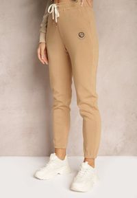 Renee - Beżowe Klasyczne Spodnie Dresowe z Elastyczną Gumką w Pasie Lerinde. Okazja: na co dzień. Kolor: beżowy. Materiał: dresówka. Styl: klasyczny #4
