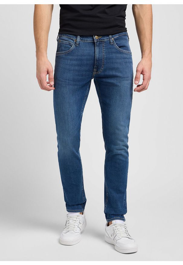 Lee - MESKIE SPODNIE LEE LUKE EAST NEW YORK 112346319. Okazja: na co dzień, na spotkanie biznesowe. Styl: biznesowy, klasyczny, casual