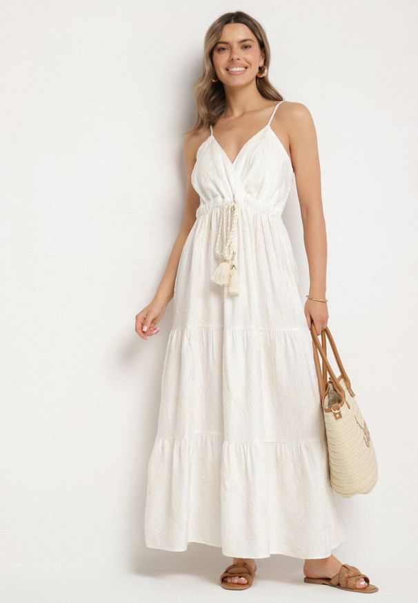 Born2be - Biała Kopertowa Sukienka z Wiskozą Ozdobiona Haftami i Sznurkiem Liramene. Okazja: na co dzień. Kolor: biały. Materiał: wiskoza. Długość rękawa: na ramiączkach. Wzór: haft, aplikacja. Typ sukienki: kopertowe. Styl: casual, elegancki